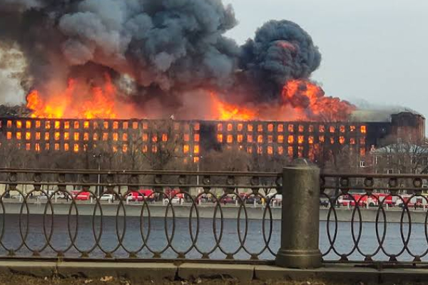В Петербурге загорелись химикаты: начался сильный пожар