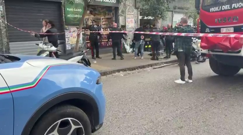 В Неаполе вооруженные налетчики напали на банк и взяли в заложники 25 человек. Видео