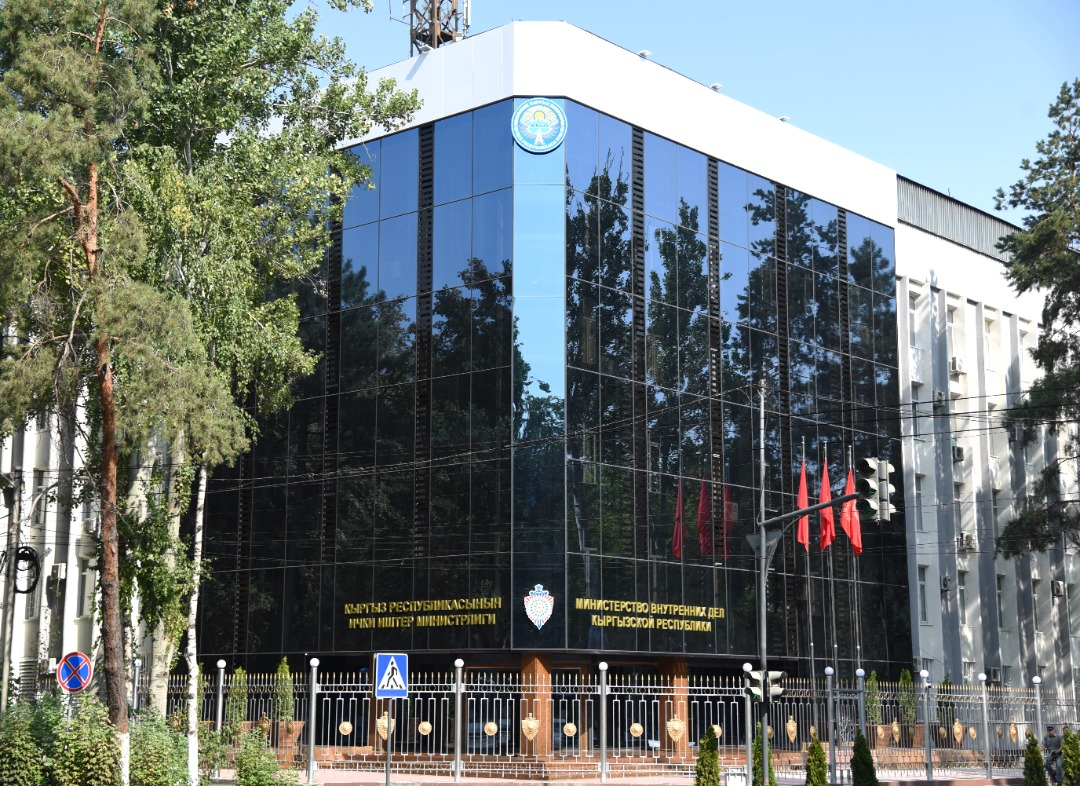 В Службе общественной безопасности МВД в Бишкеке проходят обыски