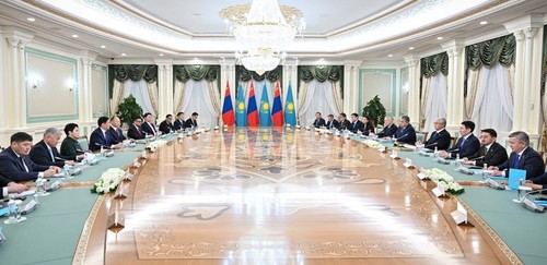 Президенты Казахстана и Монголии провели переговоры в расширенном составе