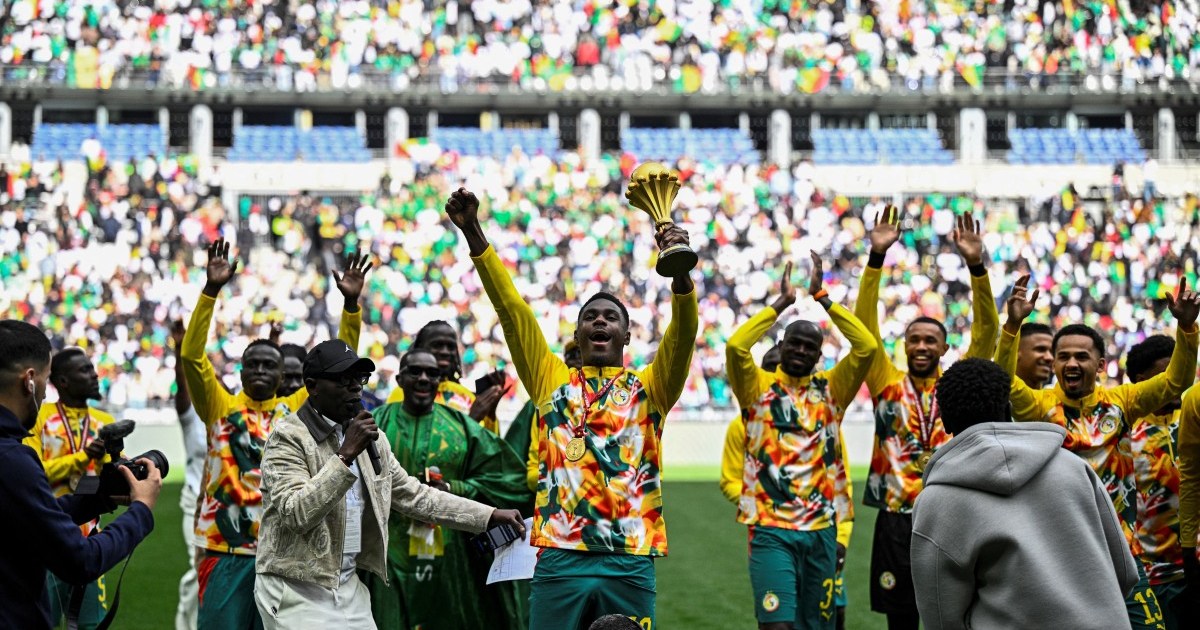 Сенегал демонстрирует трофей AFCON, несмотря на решение КАФ в пользу Марокко