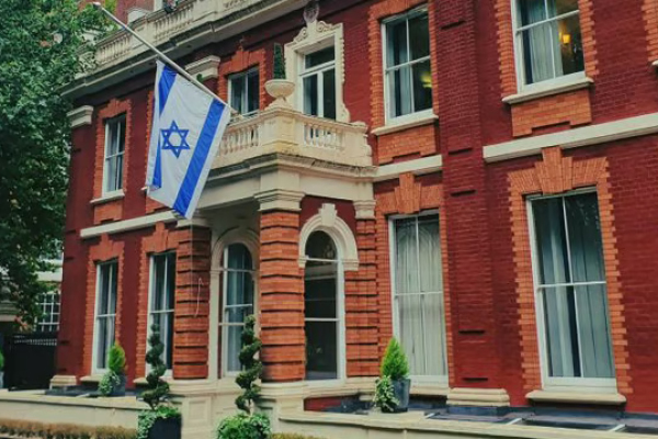 В Лондоне сняли ограничения у посольства Израиля