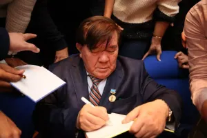 Садыр Жапаров выразил соболезнования Касым-Жомарту Токаеву в связи с кончиной казахского поэта Мухтара Шаханова