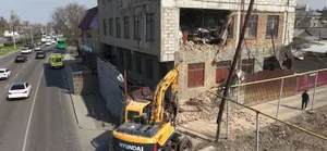 Четырёхэтажное здание сносят в Алматы по решению суда