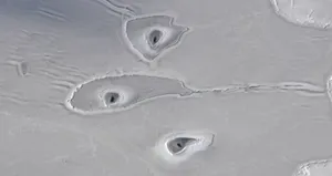 NASA обнаружила во льдах Арктики странные дыры