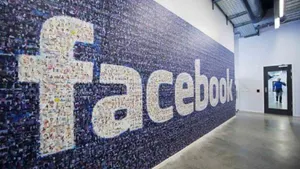 Ежедневно Facebook посещают 890 миллионов пользователей