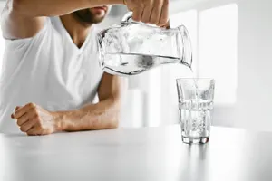 Почему нельзя запивать еду холодной водой – диетолог
