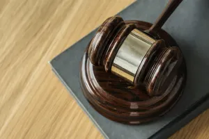 В Рудном судят порезавшего лицо судисполнителю алиментщика