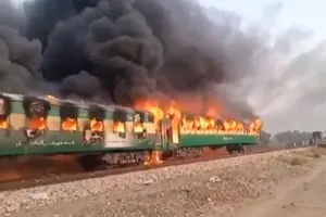 По меньшей мере 65 человек погибли при пожаре в поезде в Пакистане
