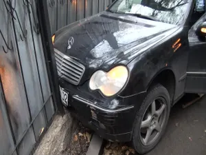 Mercedes протаранил забор детского сада, один человек госпитализирован (ФОТО)