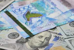 Доллар в обменниках стоит уже 358 тенге
