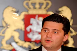 Экс-министра обороны Грузии обвиняют в истязании шпионов