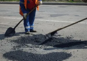 Горячий асфальт утаптывают ногами в Уральске
