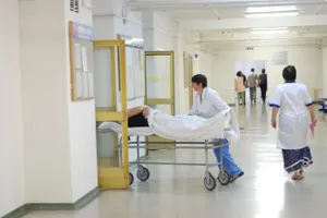 Охранники больницы вывезли и оставили на улице пациента в Уральске