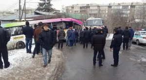 В Алматы пассажирский автобус протаранил 10 автомобилей