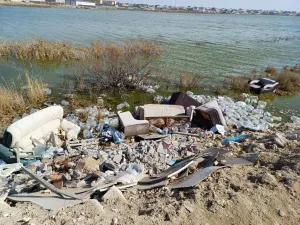 Жители пожаловались на свалки у озера Оймаша в Актау