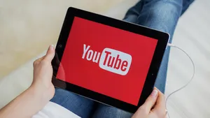 YouTube жұлдыздарға олардың бет-бейнесі бар ИИ-дипфейктерді жоюға көмектеседі