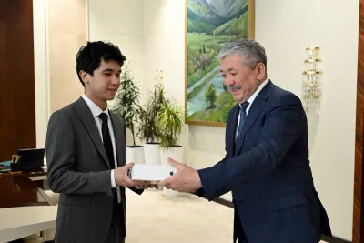 Адылбек Касымалиев поздравил кыргызстанца Амиртая Бексултанова с поступлением в Стэнфордский университет