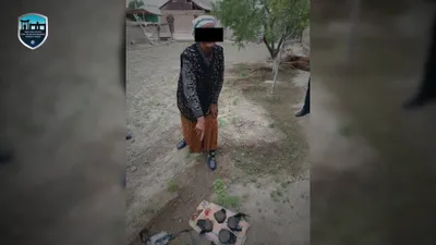 Пенсионерка с "кладом". В Ферганской области задержали 74-летнюю женщину за хранение килограмма гашиша. Видео