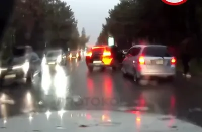 В 3-м микрорайоне Бишкека сбили двух школьниц